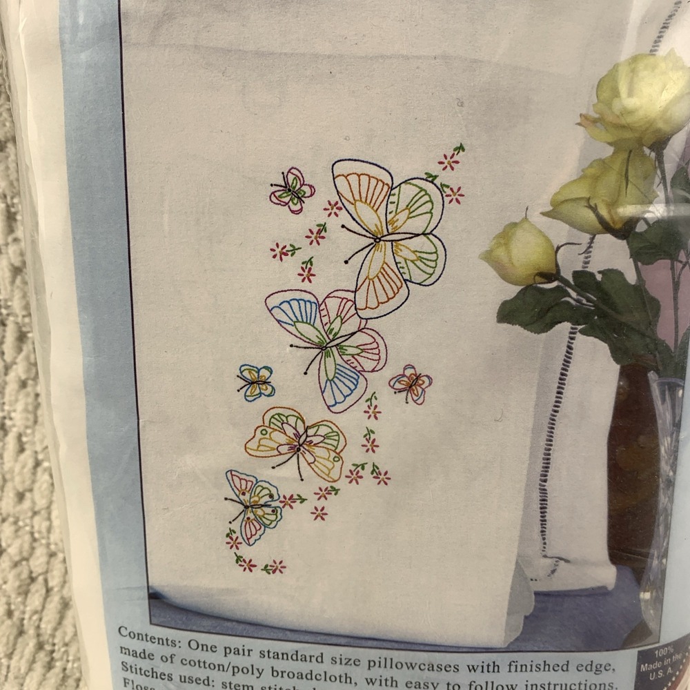 Pillowcases Lace Edge Stamped Embroidery FLUTTERING BUTTERFLIES Jack Dempsey NOS - Picture 2 of 8